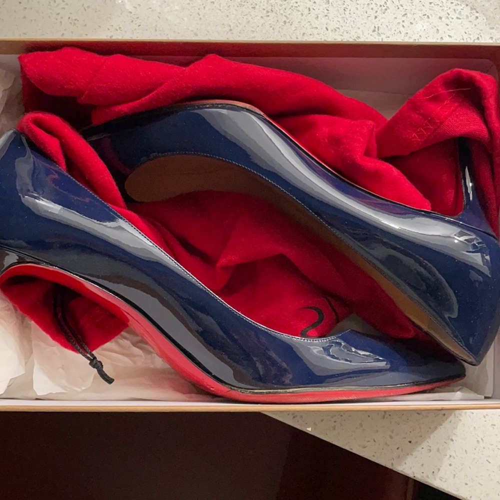 Christian Louboutin Décolleté 554 navy patent heels